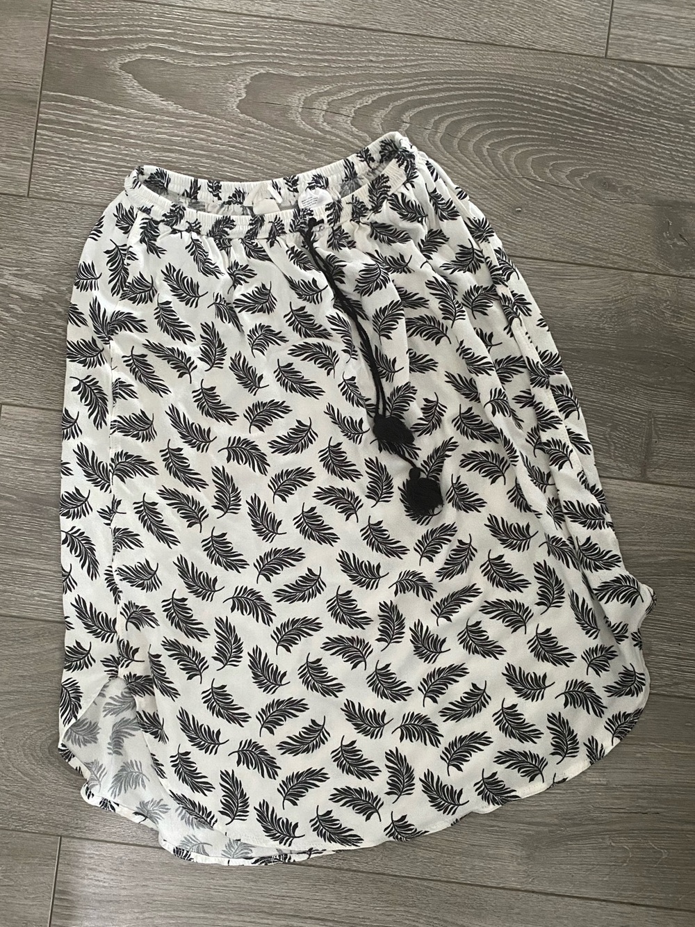 H&M Women's Black & White Leaf Print Skirt